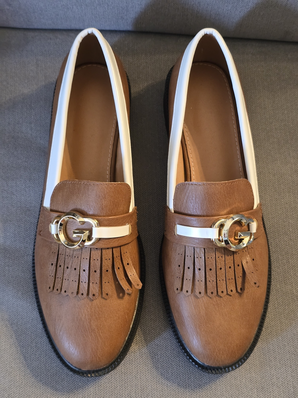 NWOB Brown & White Kiltie Fringe Loafers Gold G Buckle Lug Sole - EU 42